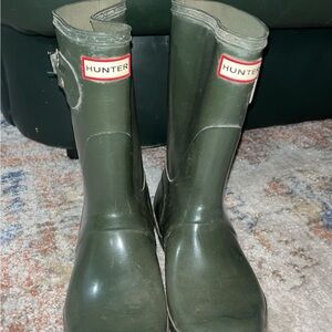 Hunter dark olive green rain boots!